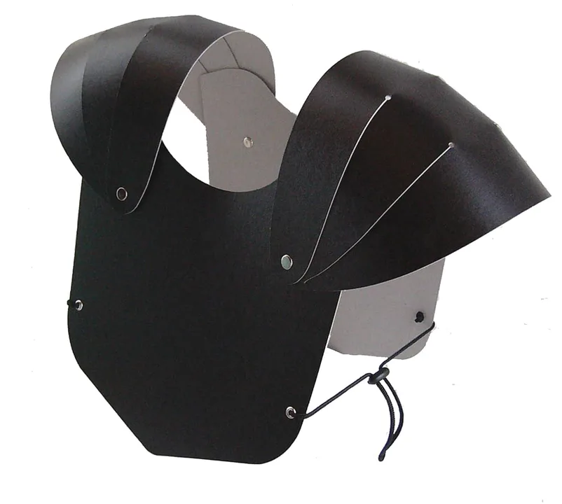 Brustpanzer schwarz, stab. Karton mont.